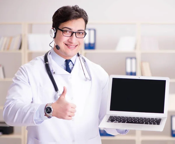 Jovem médico no conceito médico — Fotografia de Stock