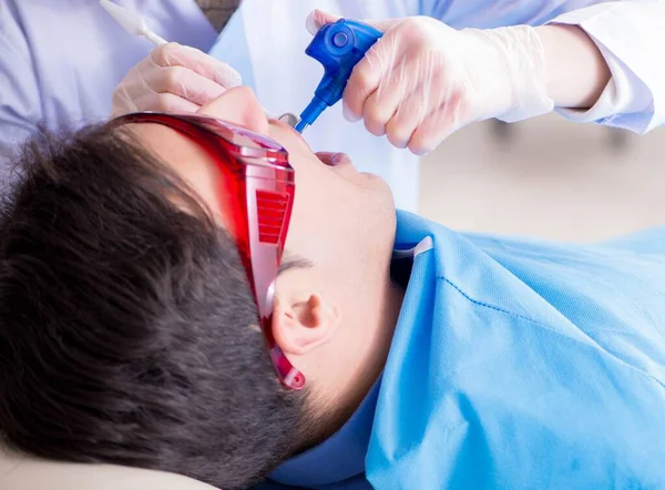 Paziente dal dentista per check-up e riempimento regolari — Foto Stock