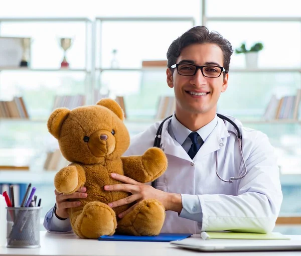 Ofiste oyuncaklı bir çocuk doktoru oturuyor. — Stok fotoğraf