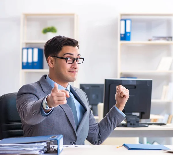 Jeune homme d'affaires beau employé travaillant au bureau au bureau — Photo