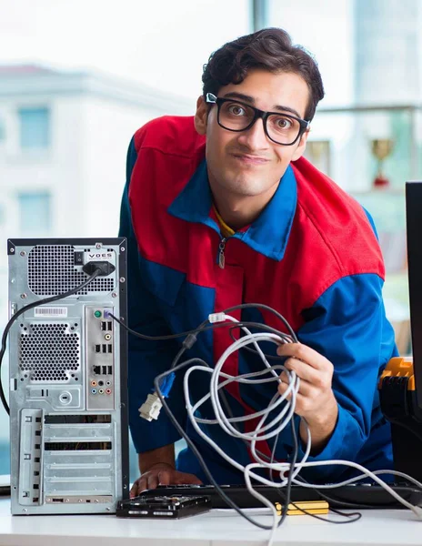 Computer repairman working on repairing computer in IT workshop — Stock Photo, Image