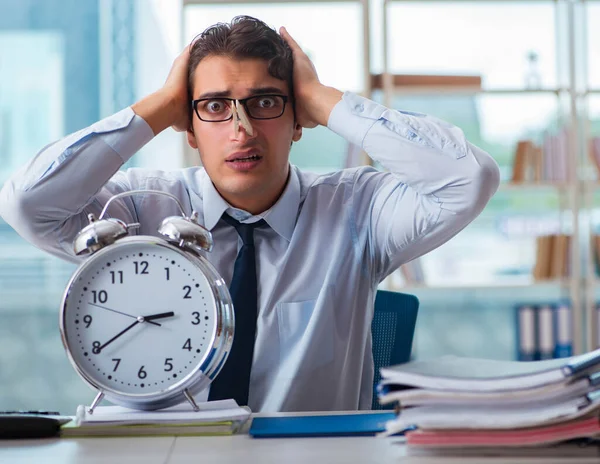 Geschäftsmann leidet unter übermäßigem Achselschwitzen — Stockfoto