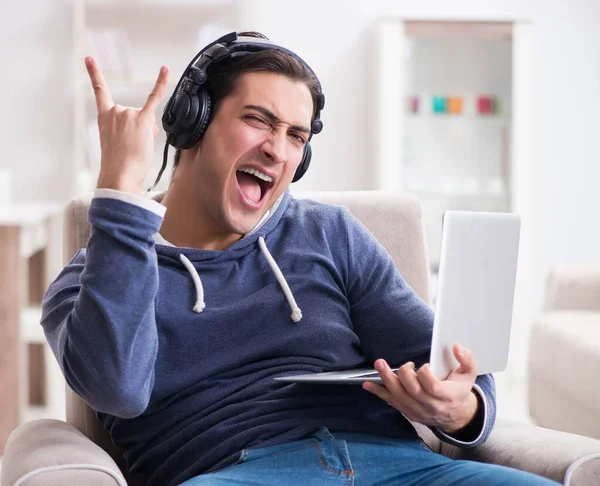 Genç yakışıklı adam kulaklıkla müzik dinliyor. — Stok fotoğraf