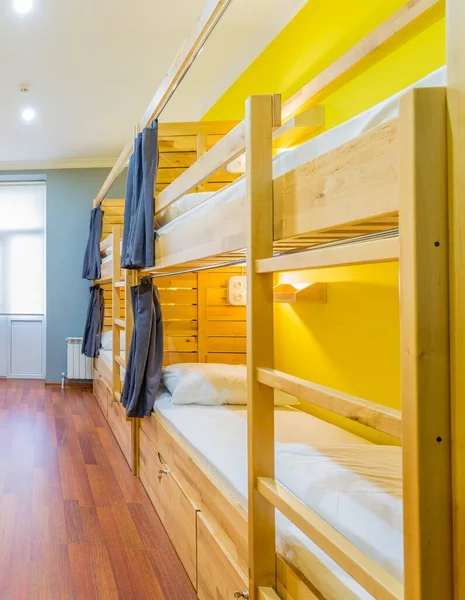 Hostel Schlafsaal Betten im Zimmer angeordnet — Stockfoto