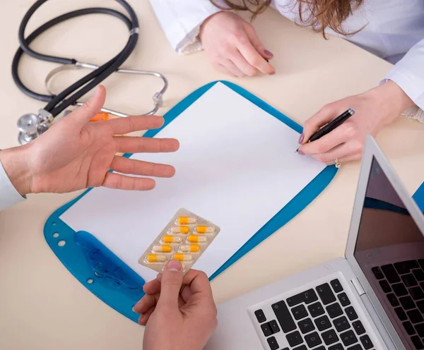 Rutin kontroller için doktoru ziyaret eden bir adam. — Stok fotoğraf