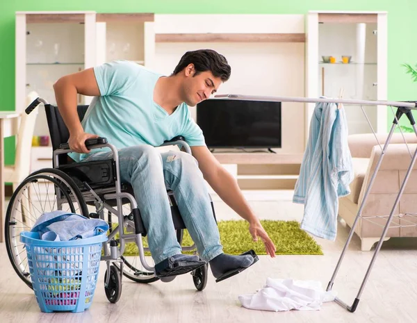 Handicapés en fauteuil roulant faisant la lessive — Photo