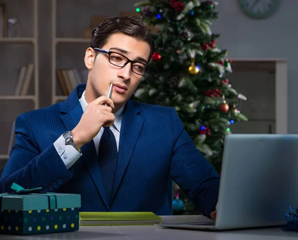 Επιχειρηματίας εργάζεται μέχρι αργά την ημέρα των Χριστουγέννων στο γραφείο — Φωτογραφία Αρχείου