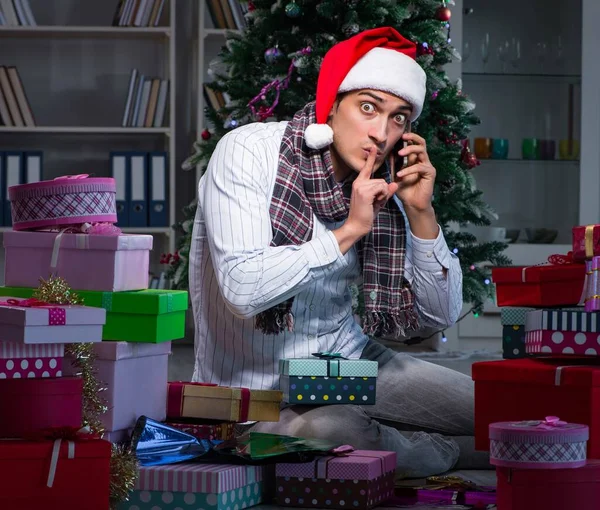 Hombre con muchos regalos de Navidad en cajas —  Fotos de Stock