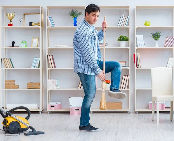 Ο άνθρωπος κάνει καθαρισμό στο σπίτι — Φωτογραφία Αρχείου