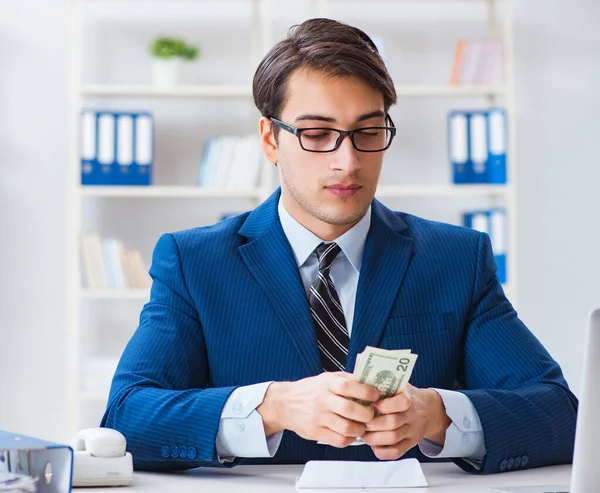 Geschäftsmann erhält Gehalt und Bonus — Stockfoto