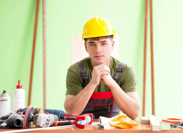 Junger Tischler arbeitet in Werkstatt — Stockfoto