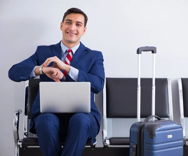 Man wairing aan boord in de luchthaven lounge kamer — Stockfoto