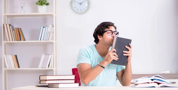 Jonge knappe student bereidt zich voor op schoolexamens — Stockfoto