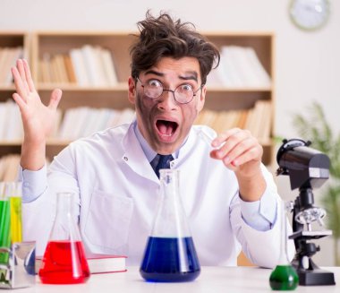 Çılgın bilim adamı bir laboratuarda deneyler yapıyor.