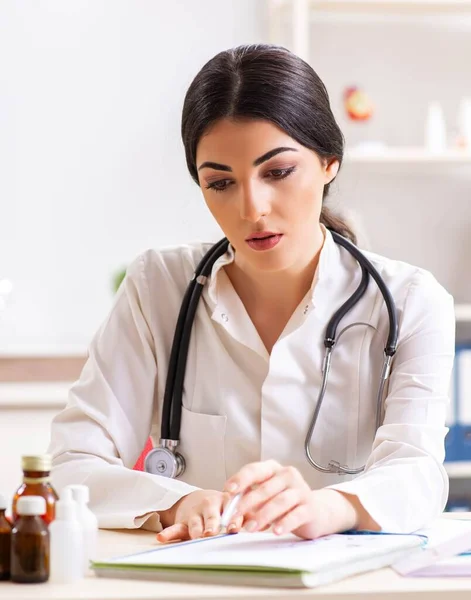 Hastanede çalışan kadın doktor. — Stok fotoğraf