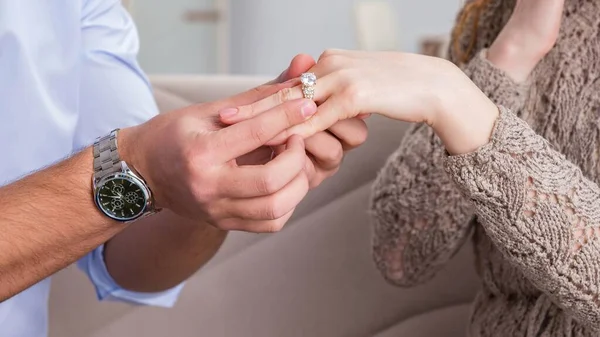 Conceito romântico com o homem fazendo proposta de casamento — Fotografia de Stock