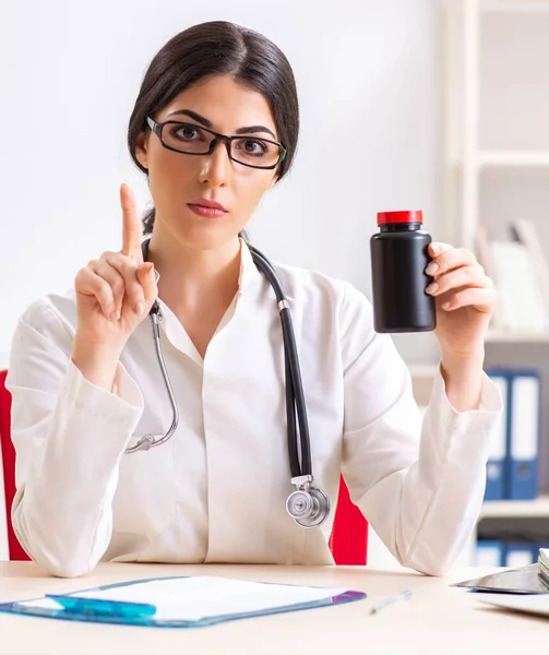 Mujer doctora con frasco de medicamentos —  Fotos de Stock