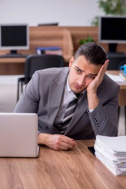 Ofiste çalışan genç bir erkek.