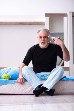 Zavallı yaşlı adam intihar ediyor.