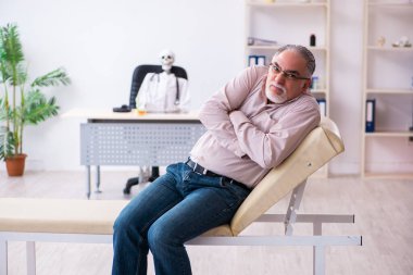 Yaşlı adam ölü doktoru ziyaret ediyor.