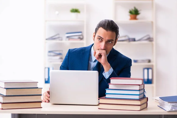 Jeune homme d'affaires étudiant sur le lieu de travail — Photo