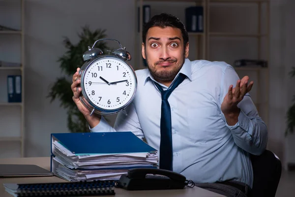 Joven hombre de negocios trabajando hasta tarde en la oficina —  Fotos de Stock