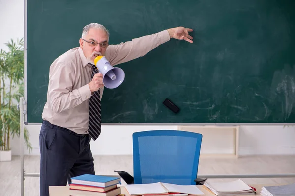 Old male teacher in the classroom — Stock Photo, Image