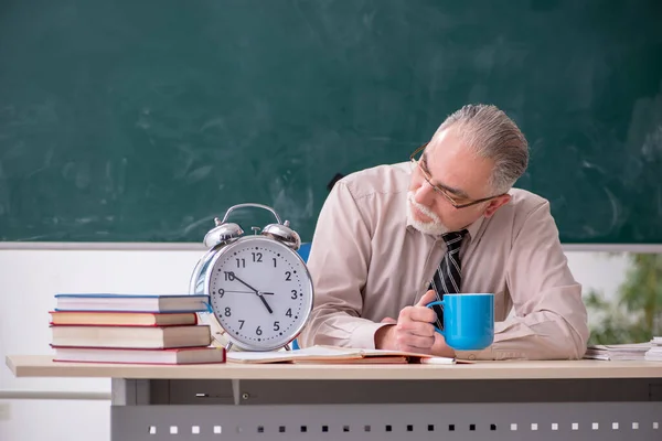 Viejo profesor en el aula — Foto de Stock