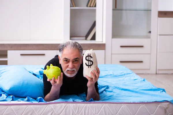Unzufriedener alter Mann im Rentenkonzept — Stockfoto