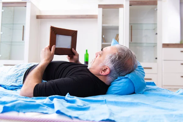 Vieil homme buvant du vin dans la chambre — Photo