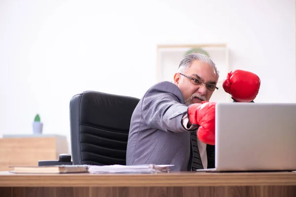 Empresario enojado y furioso en el lugar de trabajo — Foto de Stock