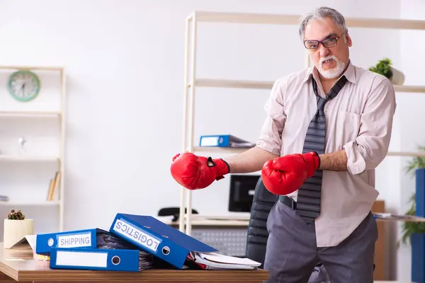 Empresario enojado y furioso en el lugar de trabajo — Foto de Stock