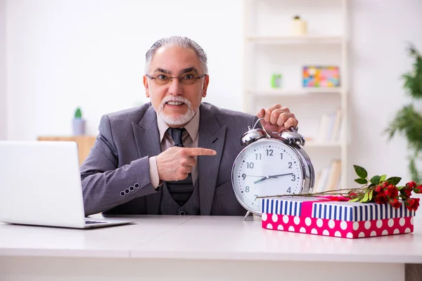 Oude man bereidt zich voor op datum in tijd management concept — Stockfoto