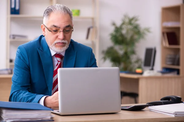 Gammal manlig anställd på kontoret — Stockfoto