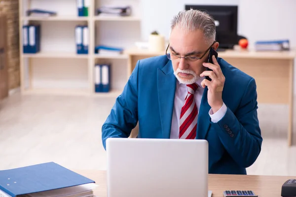 Vecchio dipendente maschile che lavora in ufficio — Foto Stock