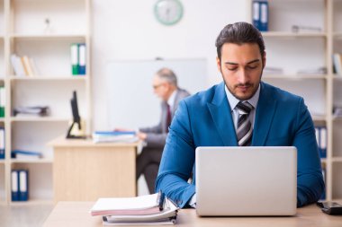 Ofiste çalışan iki erkek arkadaş.