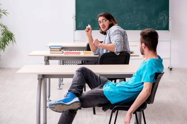 Δύο άνδρες μαθητές στην έννοια του εκφοβισμού στην τάξη — Φωτογραφία Αρχείου