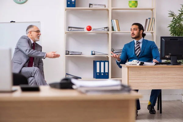 Twee mannelijke collega 's die op kantoor werken — Stockfoto