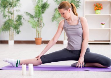 Spor salonunda egzersiz yapan genç bir kadın.