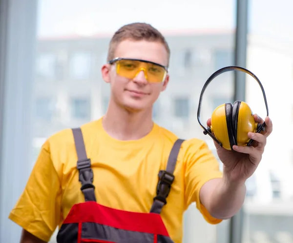 Jovem trabalhador da construção em macacões amarelos — Fotografia de Stock