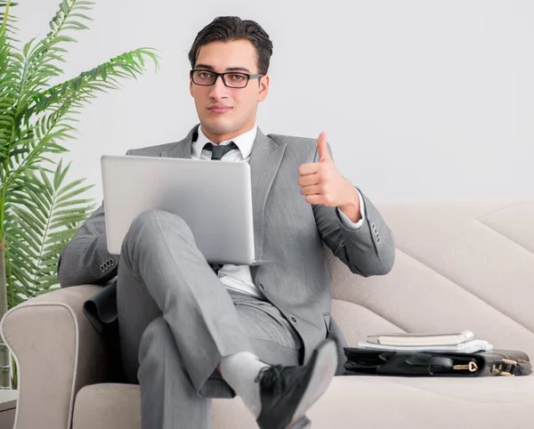 Affärsman med laptop notebook sitter i soffa — Stockfoto