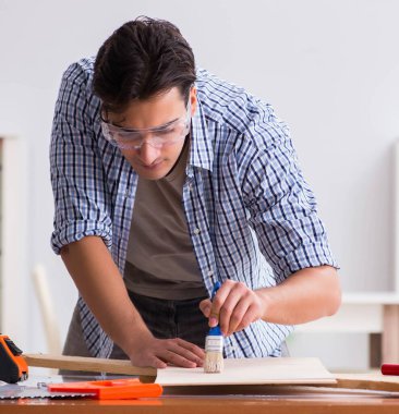 Marangozluk hobisi olan genç bir adam.