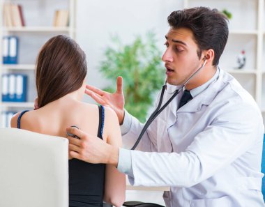 Doktor steteskopla hastayı kontrol ediyor.
