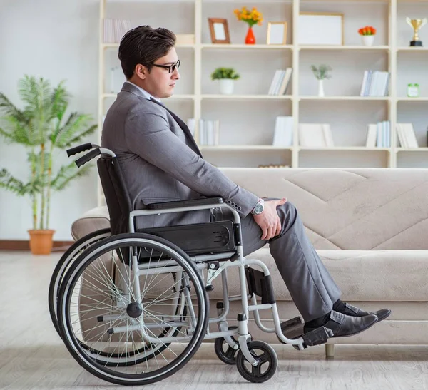 Dsabled hombre de negocios en silla de ruedas trabajando en casa — Foto de Stock