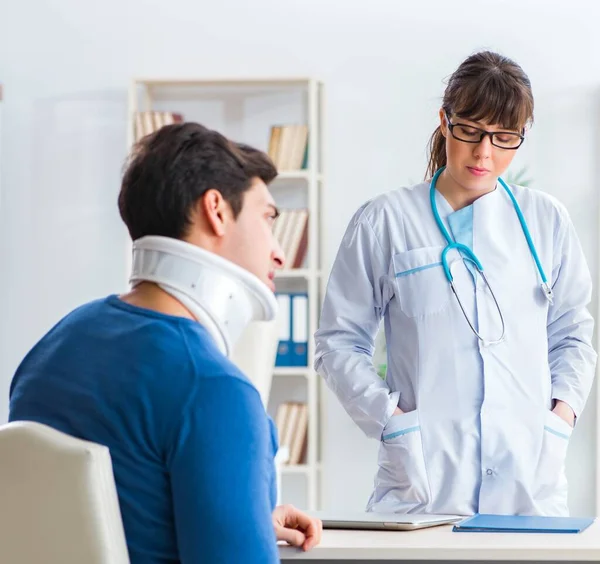 Doctor is explaining to patient with neck injury — Stock Photo, Image