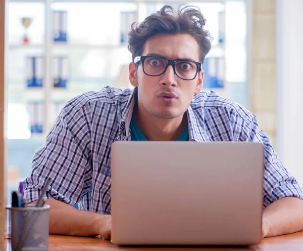 Student, der zu Hause studiert, bereitet sich auf Prüfung vor — Stockfoto