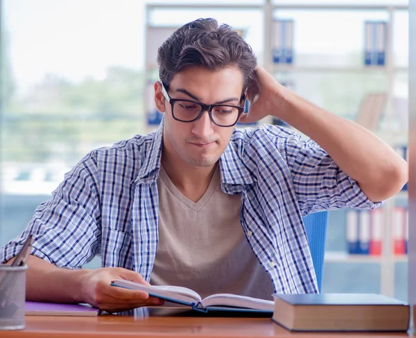 Étudiant étudiant à domicile se préparant à l'examen — Photo