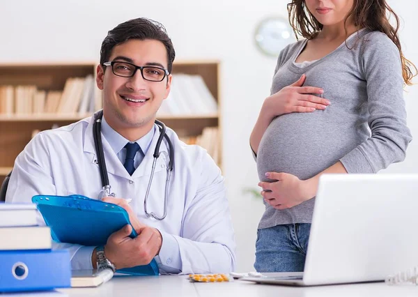 Schwangere zum Arztbesuch — Stockfoto