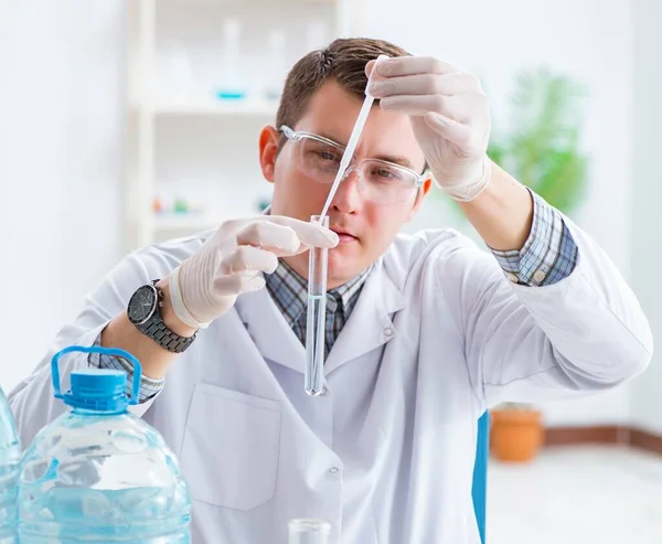 Jeune étudiant chimiste expérimentant en laboratoire — Photo