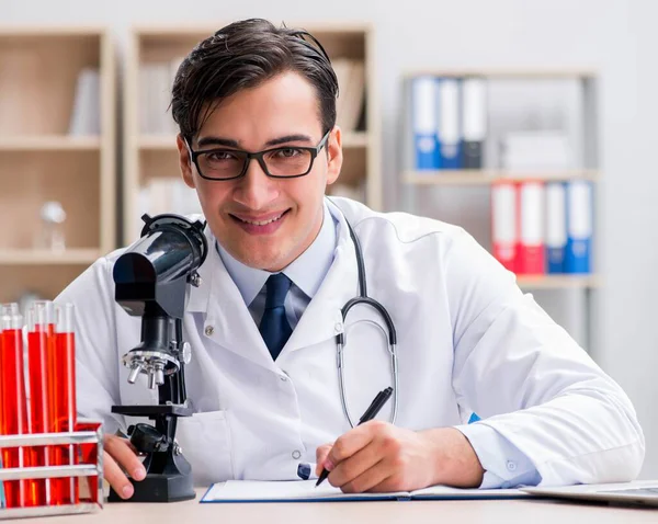 Arzt arbeitet im Labor — Stockfoto